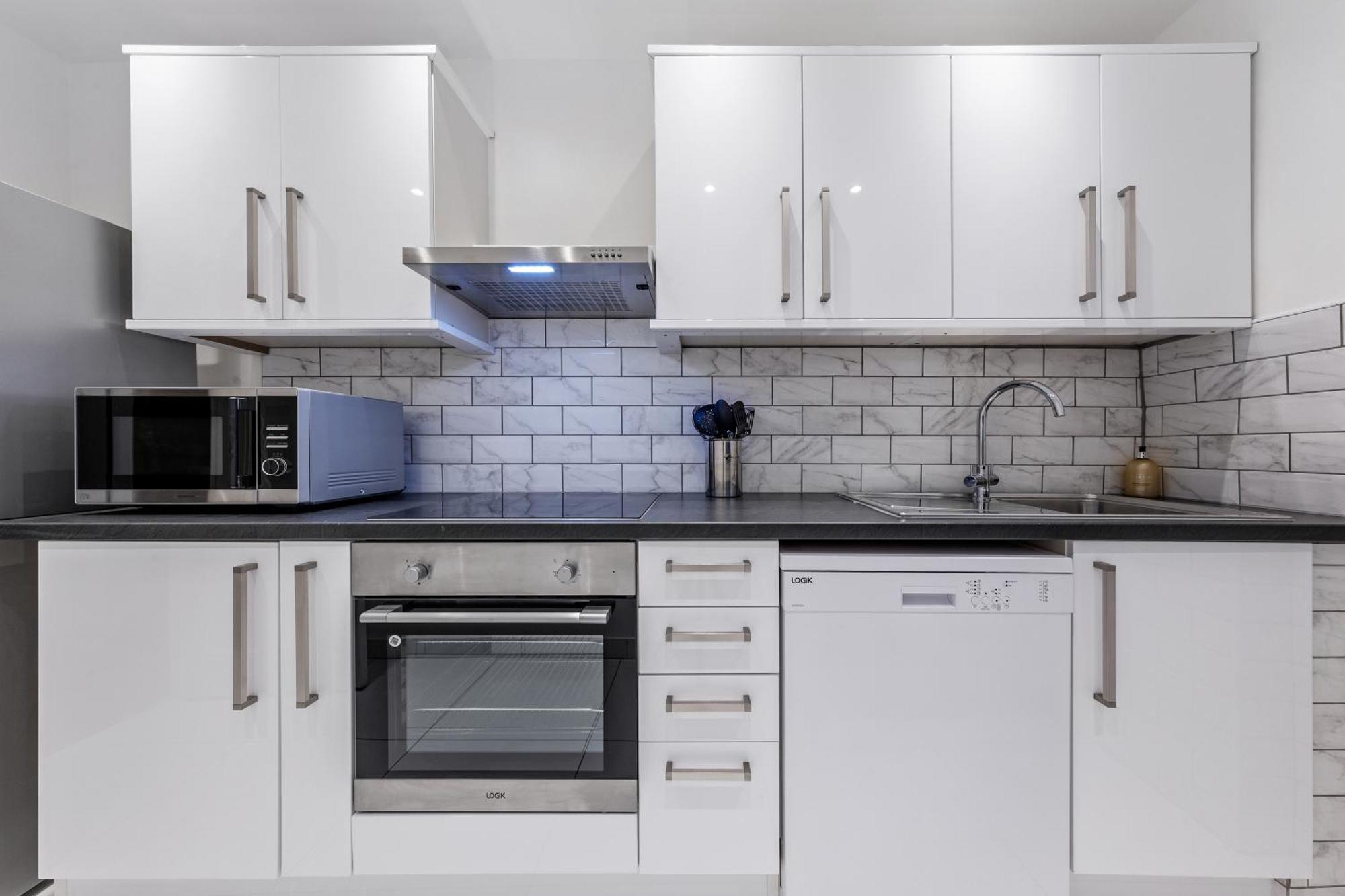 Modern Flat Near Hyde Park Apartment